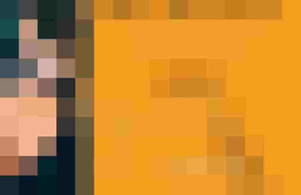 Heller Schreibtisch mit Monitor, Laptop und Programmiercode, Büro für Frauen Empowerment Lungau