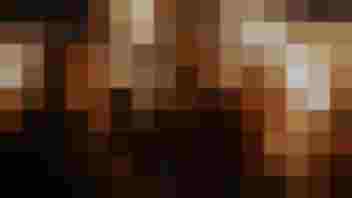 Personengruppe mit Fackeln bei einer nächtlichen Veranstaltung im Freien